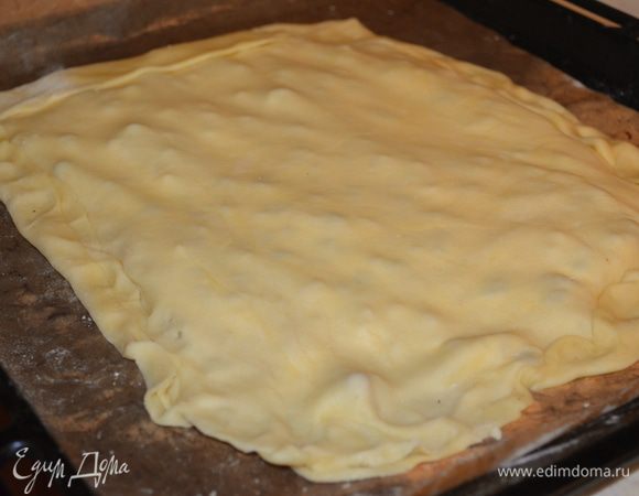 опять мажем начинкой, затем третий кусок теста и залепляем края нашей пахлавы. 