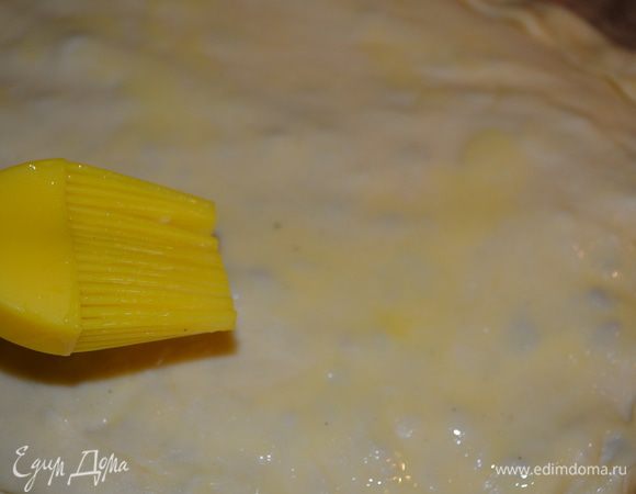 желток растираем с молоком и смазываем им верхний слой пахлавы. 