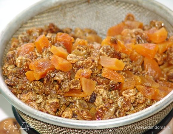 За 1-2 дня замачиваем в алкоголе сухофрукты. Откидываем на сито (фактически, весь алкоголь впитывается и обваливаем в муке (не превышая отмеренного для кекса количества). 
