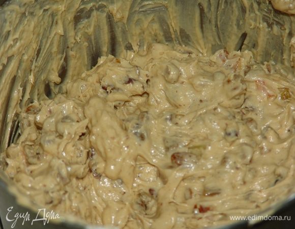 Добавляем темный сахар, специи и молотый грецкий орех. Вымешиваем тесто, добавляем орехи и сухофрукты. 