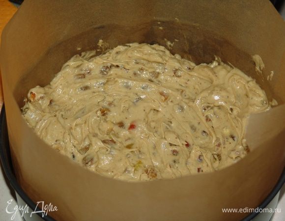 Выкладываем в форму. Выпекаем около 1,5 часа при 160С. Даем кексу остыть, поливаем растопленным сливочным маслом (25 г), посыпаем сахарной пудрой. Заворачиваем в фольгу, пленку или бумагу и прячем в холодильник на 3-6 недель.