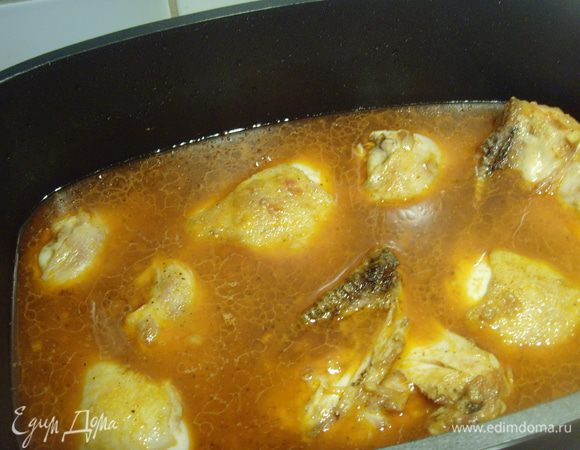 Куриное мясо поджарить со всех сторон, отложить.
