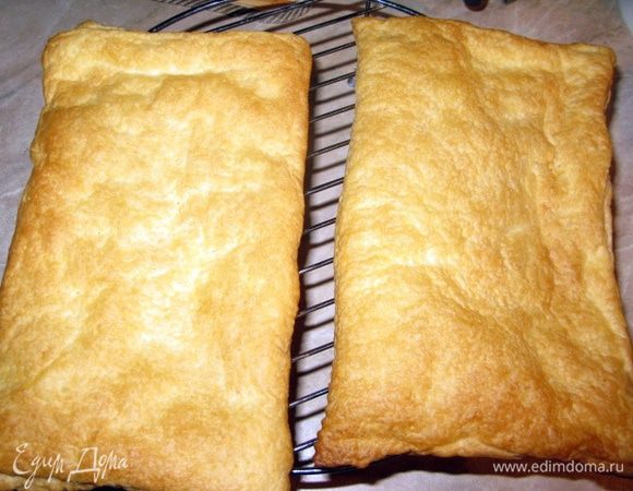 Первым делом печем коржи. Нам надо 4 шт. У меня было 2 пласта, поэтому я раскатала кажд. и разрезала пополам. Печь при 200 г 12-15 мин. до уверенной золотистости. По 2 коржа на противень.