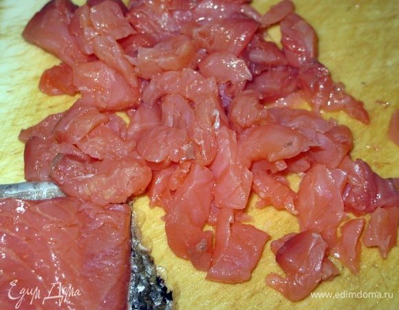 Рыбу режем средними кусочками.
