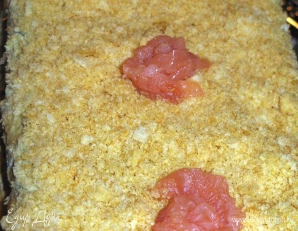 Приступаем к сборке. Один корж промазываем кремом с икрой, выкладываем половину рыбы. Второй корж промазываем парой ст.л. крема только с укропом, накрываем промазанной стороной рыбу. Верхнюю сторону смазываем кремом с печенью трески, выкладываем форель. Третий корж смазываем кремом с укропом, этой стороной накрываем рыбу. Дальше верх и бока Наполеона смазываем кремом с укропом, присыпаем измельченным четвертым коржом, и украшаем кусочками рыбы или отварными креветками. Все! Приятного аппетита!