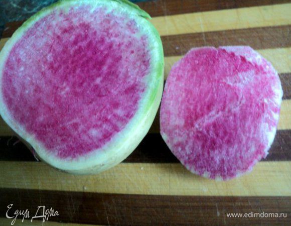 Редьку можно брать любую по Вашему вкусу, различаются они остротой. Я взяла вот такую, с красивой розовой мякотью, не острую.