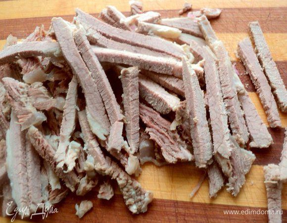 Мясо нарезать тонкой соломкой.