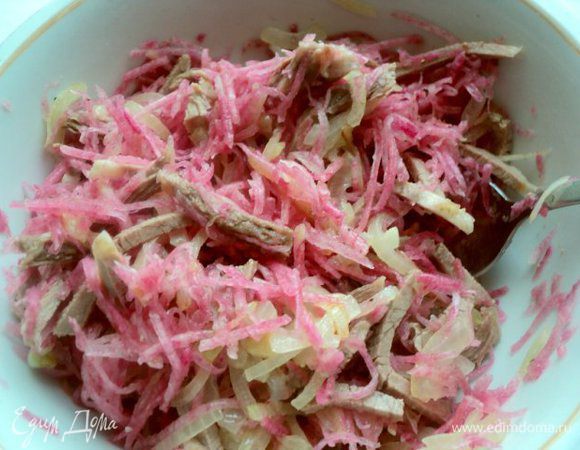 К мясу добавить натертую редьку, пассированный лук, посолить и поперчить по вкусу.