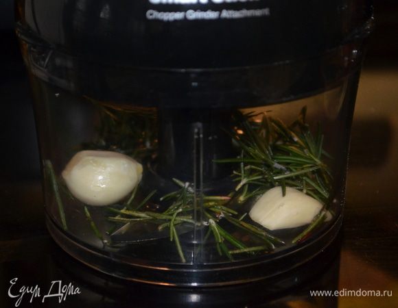В фудпроцессоре измельчим чеснок и розмарин.
Добавим бальзамический уксус, олив. масло, соевый соус, коричневый сахар, 3/4 ч.л. соли. Пропульсировать все вместе.