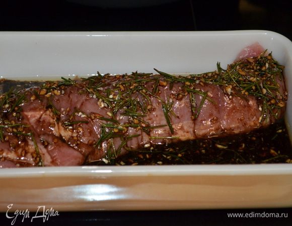 Выложить вырезку в блюдо для запекания, вылить поверх маринад, закрыть пищевой пленкой и поставить на 2 часа при комнатной тем-ре. Переворачиваем в процессе времени.