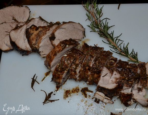 Поставим блюдо с вырезкой в разогретую духовку на 200 гр. на 45 мин.
Готовую вырезку разрезаем и подаем к столу.