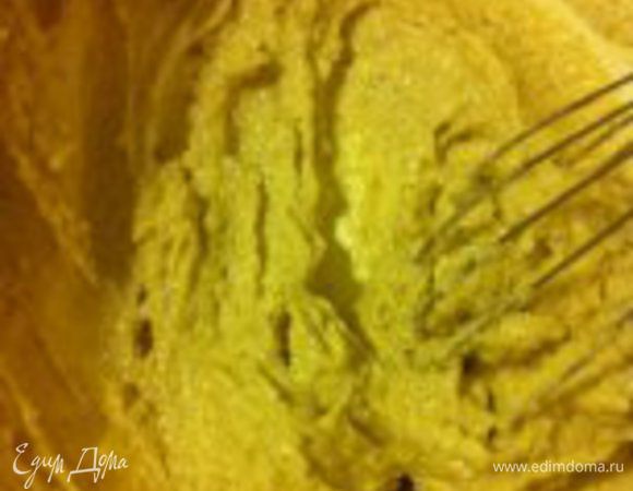 Духовку предварительно разогреть до 180 градусов. Взбить размягченное сливочное масло с сахаром до гладкости