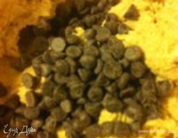 Добавить полстакана шоколадных капель, перемешать