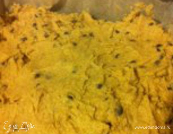 Прямоугольную форму застелить бумагой для выпечки, смазанную маслом, выложить тесто в форму