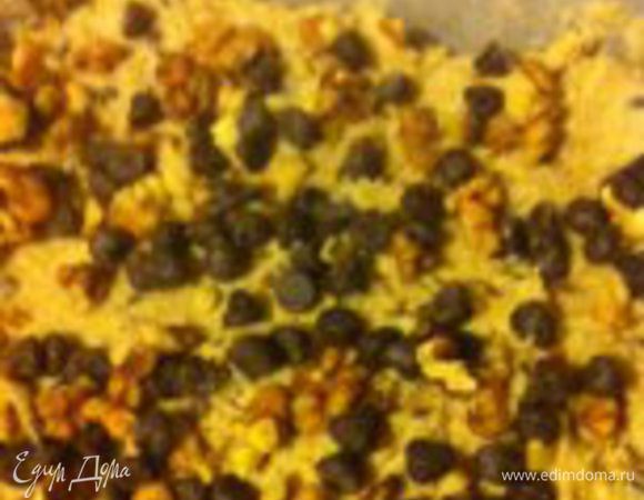 Сверху присыпать оставшимися шоколадными каплями и орехами. Выпекать примерно 40 минут до золотистого цвета 