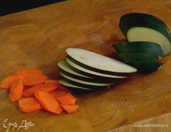 Баклажан, цукини и морковь нарезать наискосок толстыми кружками.