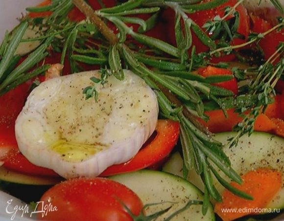 Жаропрочную форму выстелить бумагой для выпечки, выложить нарезанные овощи, сверху поместить целые помидоры и чеснок, сбрызнуть 2–3 ст. ложками оливкового масла, разложить веточки тимьяна и розмарина, посолить, поперчить. Накрыть еще одним слоем бумаги, скрепить его с нижним слоем так, чтобы овощи оказались в кармане, и отправить в разогретую духовку на 20 минут.