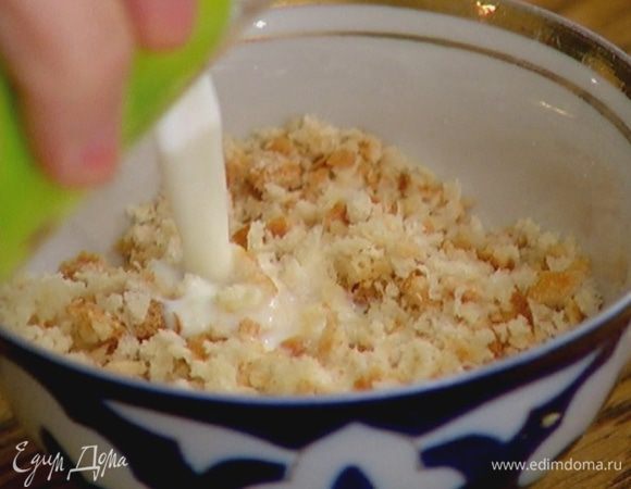 Домашние сухари залить молоком и дать им набухнуть.