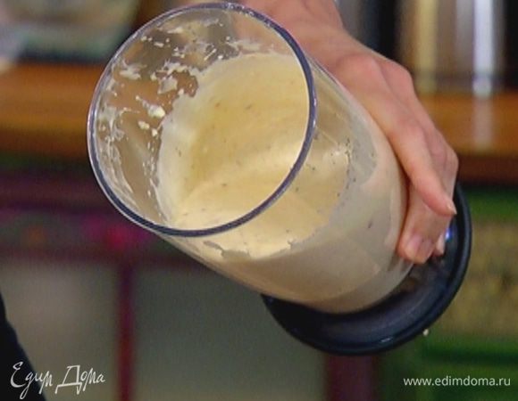 Приготовить соус: яйцо, желток и щепотку соли взбивать миксером, тонкой струйкой вливая 50 мл оливкового масла, затем оливковое масло холодного отжима. Не выключая миксера, в три приема ввести в соус размокшие хлебные сухари, в конце посолить, поперчить и еще немного взбить.