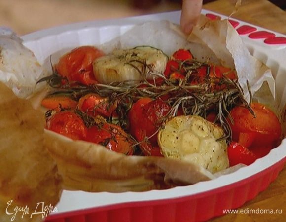 Готовые овощи вынуть из духовки, удалить розмарин и тимьян.