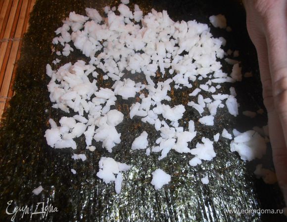 Рис отвариваем заранее (я варю обычный, который на гарнир идёт) и остужаем. Руки смачиваем в подкислённой лимонным соком воде и начинаем руками выкладывать рис равномерно...