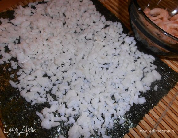 Прижимаем рукой слой риса примерно в 05 см,не заполняя край.