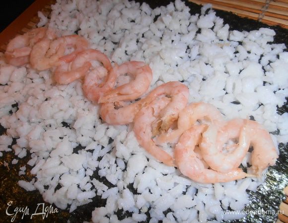 Креветки размораживаем,очищаем и выкладываем змейкой на середину риса.