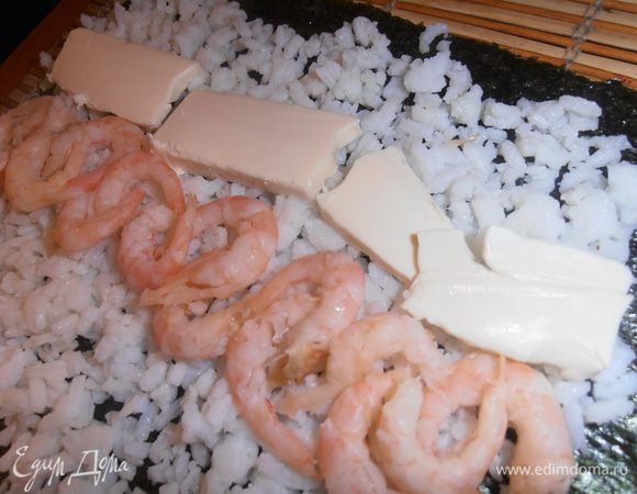 Как и говорила,мы не заморачиваемся насчёт сыра и нарезаем тонко обычный плавленный сырок (он, кстати, и на завтрак с хлебом прекрасно подходит!).