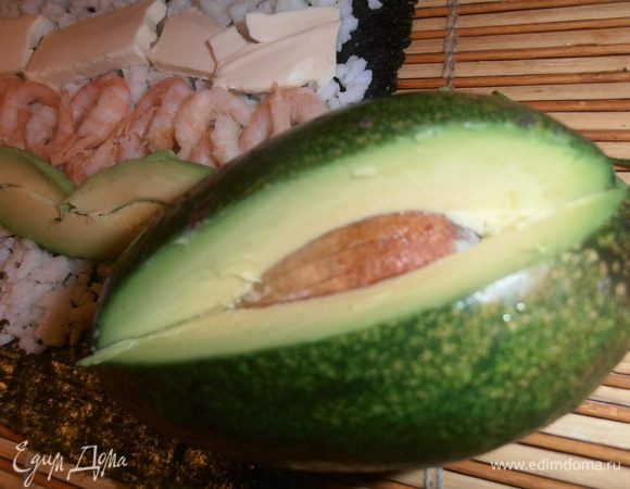 Авокадо у меня всегда есть в холодильнике (или на батарее, в зависимости от спелости и желания), поэтому извлекаю как фокусник и нарезаем тонко-тонко!