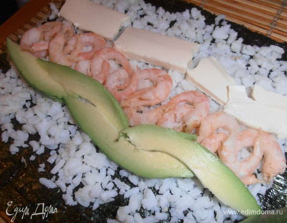 Авокадо придаёт нежный вкус, а если заменить его свежим огурцом, то будет хрустинка...