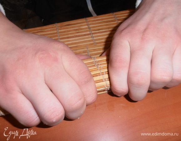 При помощи коврика прижимаем и придаём квадратную форму.