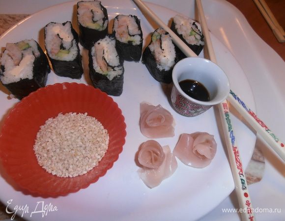 Кусочки берём палочками,макаем в соевый соус и потом в кунжут.Из имбиря делаем розочки!