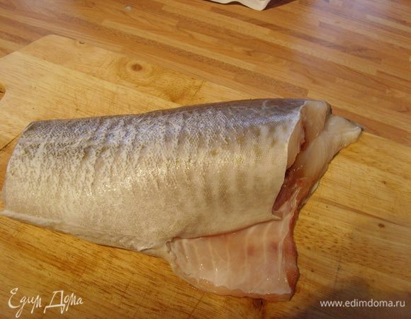 рыбу обработать (очистить, удалить плавники...), порезать порционно и обжарить на растительном масле.