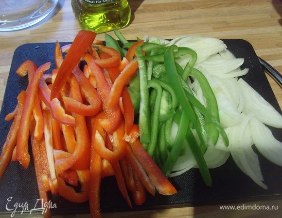 Лук и перец нарезать соломкой