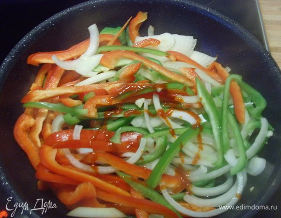 Потушить на масле овощи до полуготовности