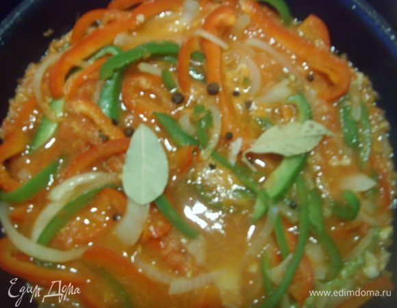 добавить натёртые на тёрке помидоры и специи, соль и перец. У меня для остроты добавлен чили соус.