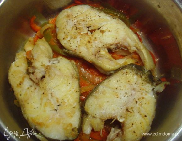 В кастрюле выложить слоями рыбу и соус, добавит немного воды (можно томат. сок), чтоб жидкость слегка покрыла рыбу. Потушить минут 10, добавить по вкусу уксус, сахар, возможно соль и перец.