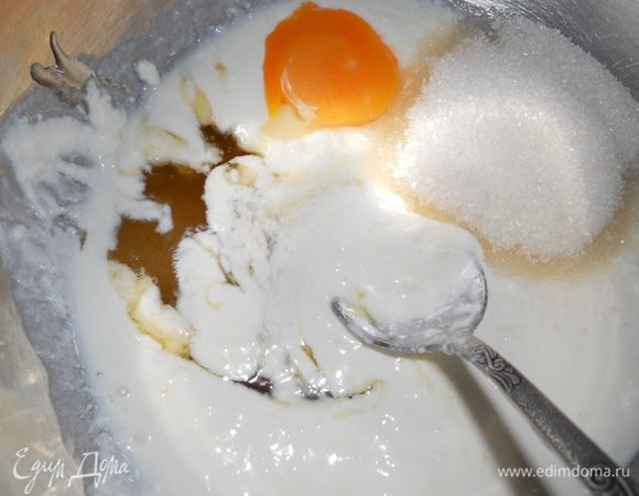Сметану смешать с желтком, сахаром и медом.