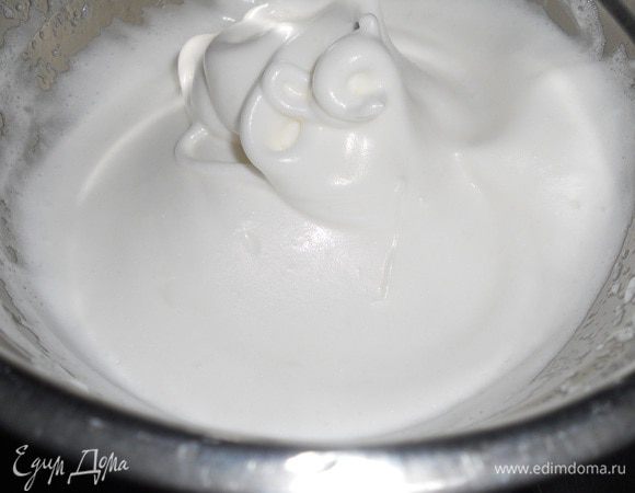 Тем временем взбиваем белок с щепоткой соли,затем добавить сахар и взбить до устойчивых пиков, добавить лимонный сок.