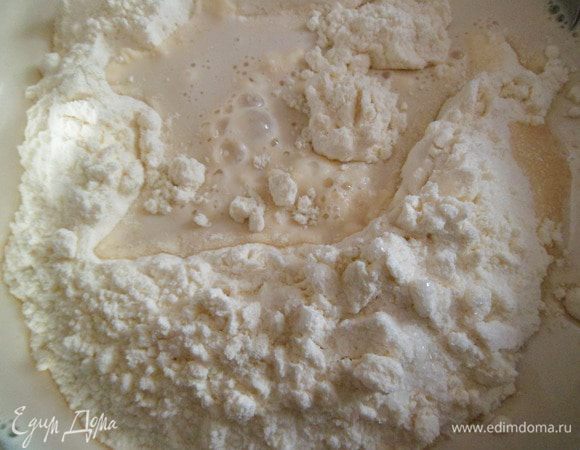 В теплом молоке развести дрожжи, добавив щепотку сахара. В муку влить жидкость и замесить мягкое тесто.