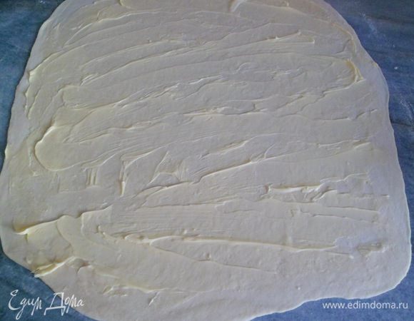 раскатываем тесто как можно тоньше и намазываем рамягченное масло сверху