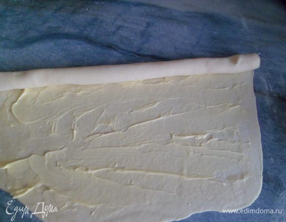 скатываем тесто в рулетик