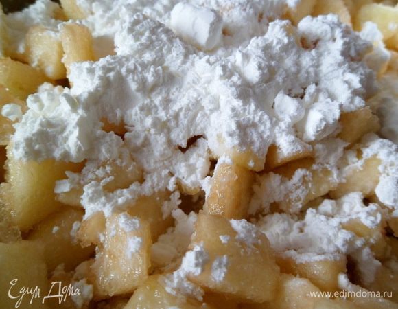 яблоки очищаем о кожуры,режем на мелкие кусочки. Сахарим, затем добавляем крахмал,перемешивем.