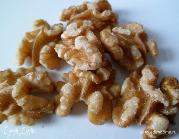 грецкие орехи ломаем на кусочки и добавляем к  яблокам