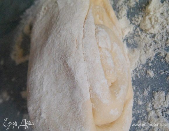 достаем из холодильника отлежавшееся тесто,присыпаем его мукой и раскатываем