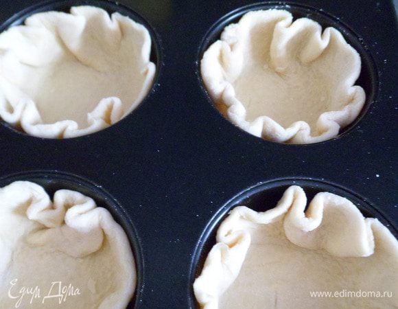 тесто аккуратно укладываем в формочки