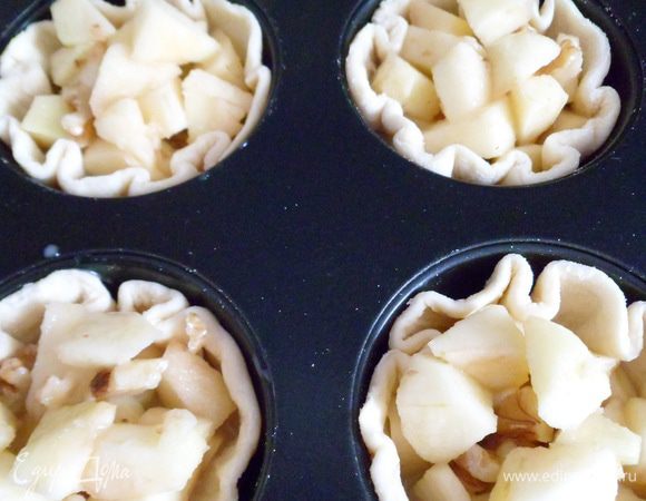 наполняем начинкой, щедро, и добавляем в каждую фому немого выделевшегося сока  от яблок