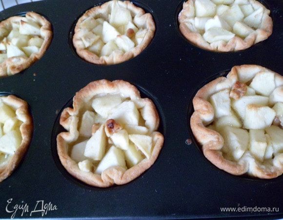 выпекаем в разогретой духовке до 170 гр.минут 25 - 30 до зарумянивания