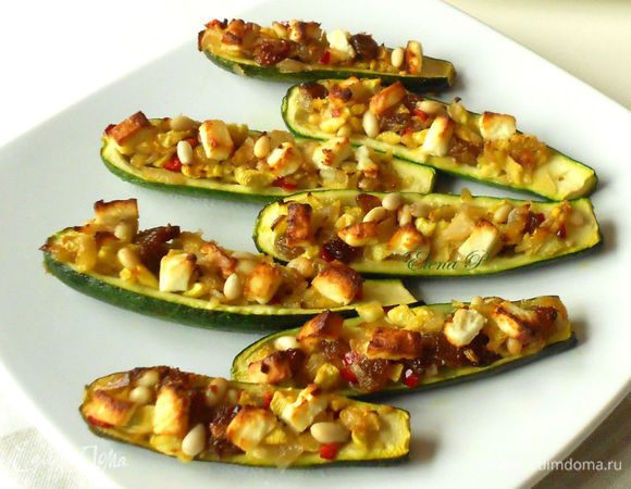 Рыбу достать из духовки. Поместите цукини на противень и запекайте 10-15 мин. до золотистого цвета.
На готовые цукини посыпьте оставшиеся орехи.