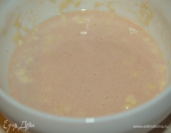 100 мл молока подогреть, но так чтобы оно не было горячим, добавить 1 ч. ложку сахара, дрожжи и 2 ст. ложки просеянной муки, все перемешать и оставить минут на 15. 